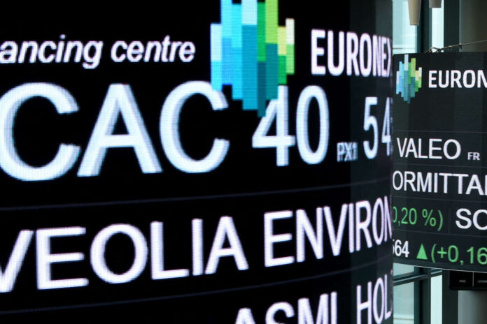 L'indice CAC 40 de la Bourse de Paris dépasse le record de 8 000 points

